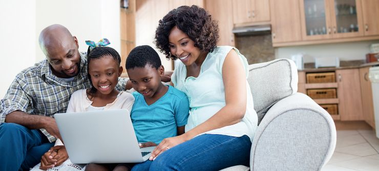 parents-and-their-children-using-laptop-in-living--HVM5ABS.jpg