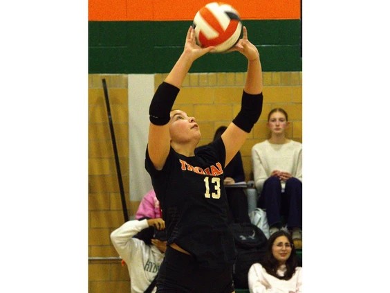 1218-br-hsvball1.br_ North Park Collegiate's Ciena Jamieson sets a ball during an AABHN senior girls volleyball game against St. John's College at NPC on Tuesday, Dec. 16. Photo by Brian Smiley /The Expositor